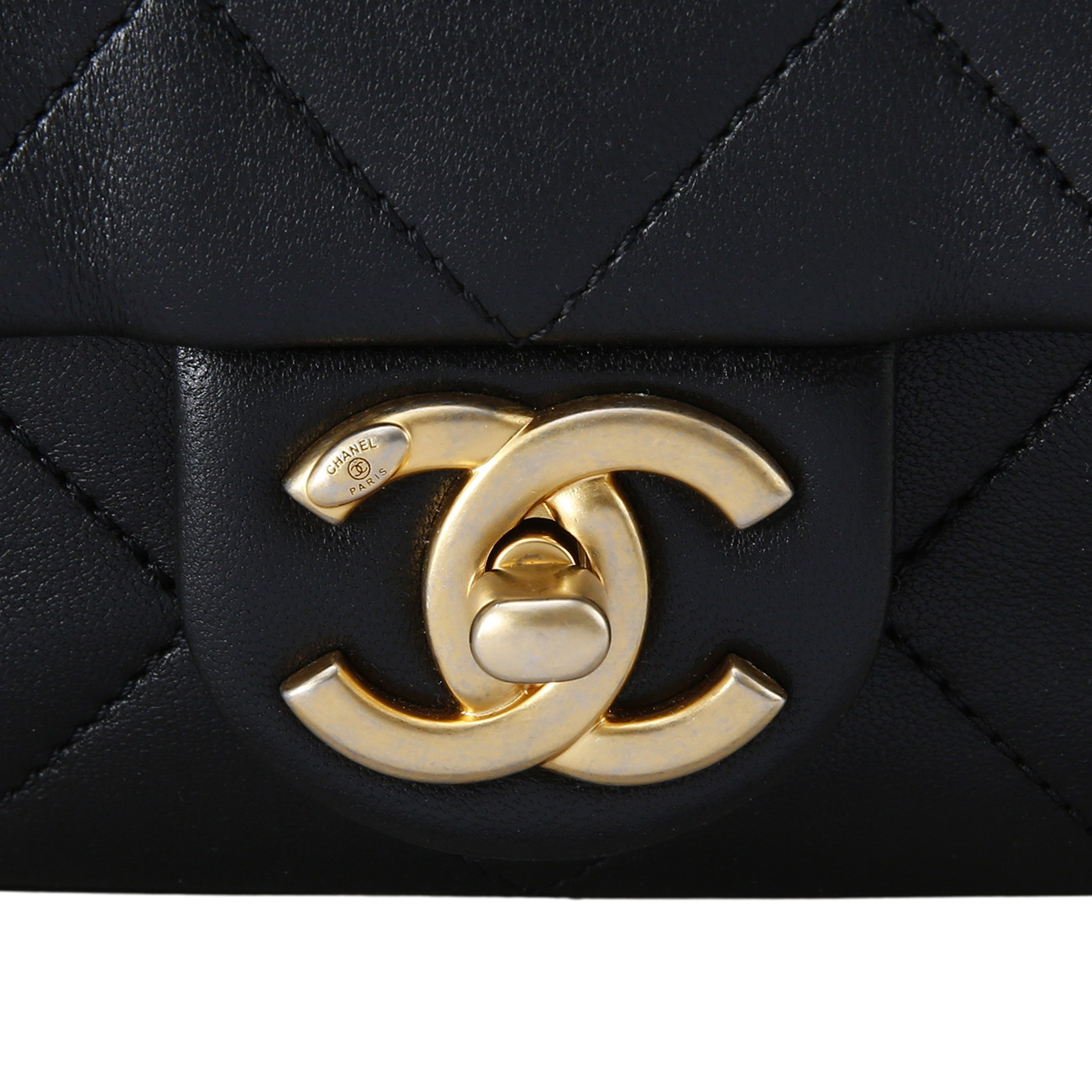 CHANEL(USED)샤넬 AS1357 원형 탑핸들 미니 플랩백