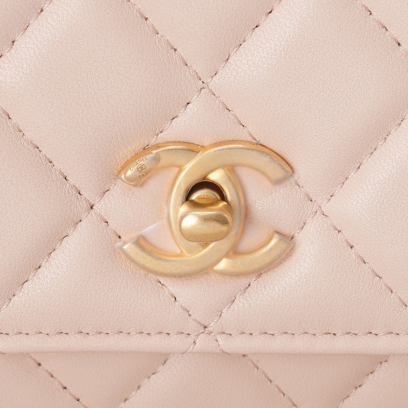 CHANEL(USED)샤넬 AP3297 램스킨 턴락 WOC 까멜리아볼