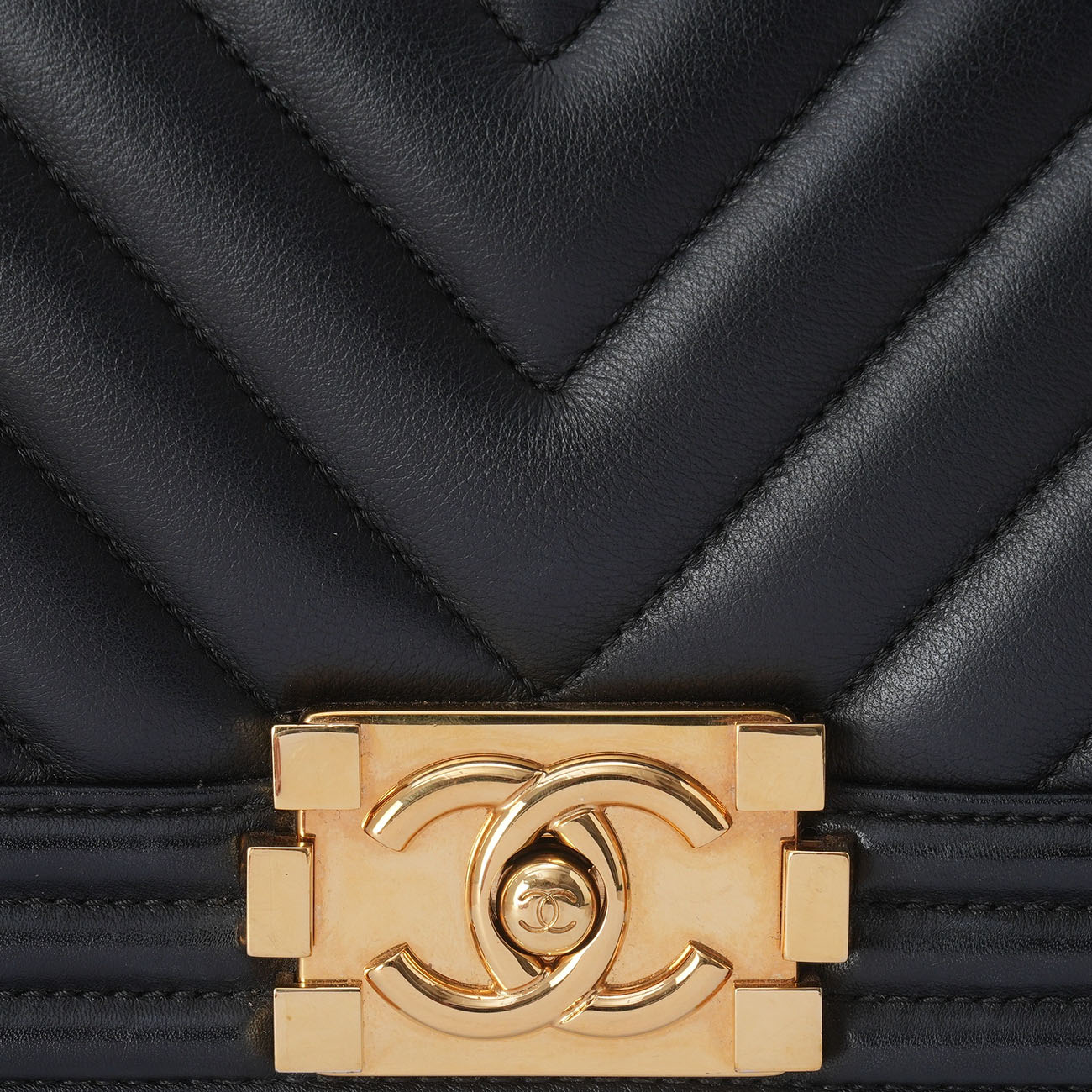 CHANEL(USED)샤넬 쉐브론 보이샤넬 미듐 플랩백
