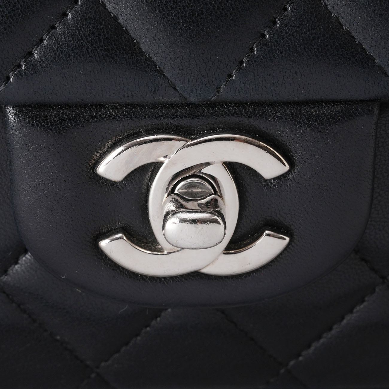 CHANEL(USED)샤넬 시즌 램스킨 CC로고 참 장식 체인 크로스백