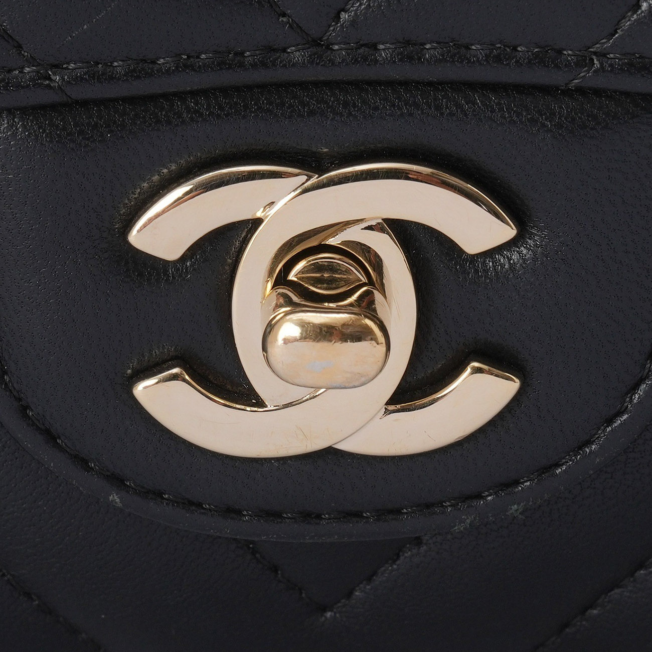 CHANEL(USED)샤넬 램스킨 쉐브론 클래식 미듐 플랩백