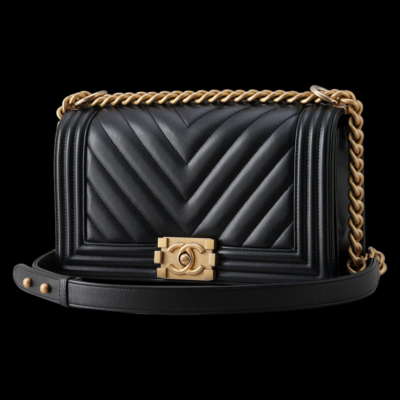 CHANEL(USED)샤넬 A67086 램스킨 쉐브론 보이백 미듐