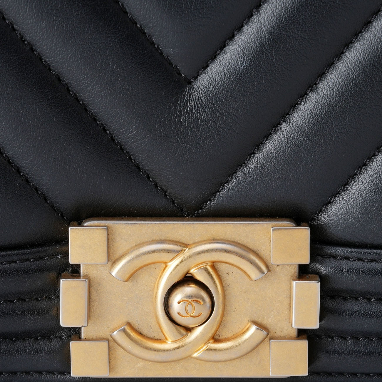 CHANEL(USED)샤넬 A67086 램스킨 쉐브론 보이백 미듐