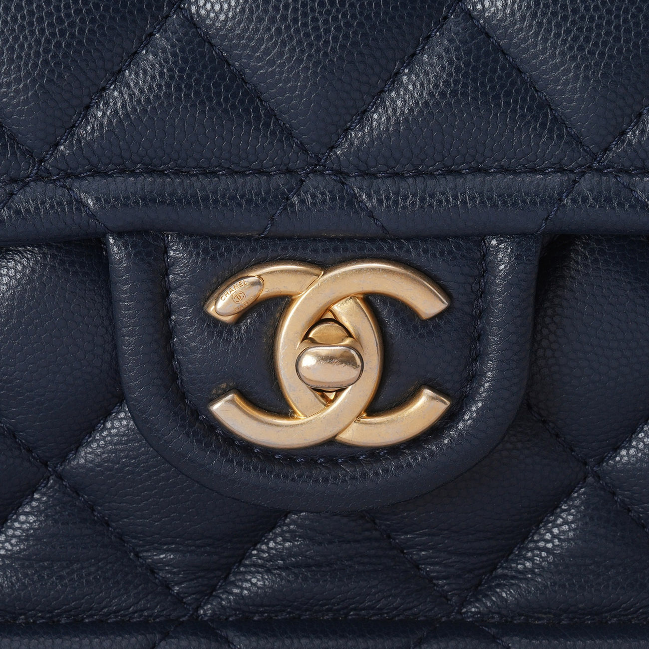 CHANEL(USED)샤넬 시즌 캐비어 스위트 클래식 미듐 플랩백