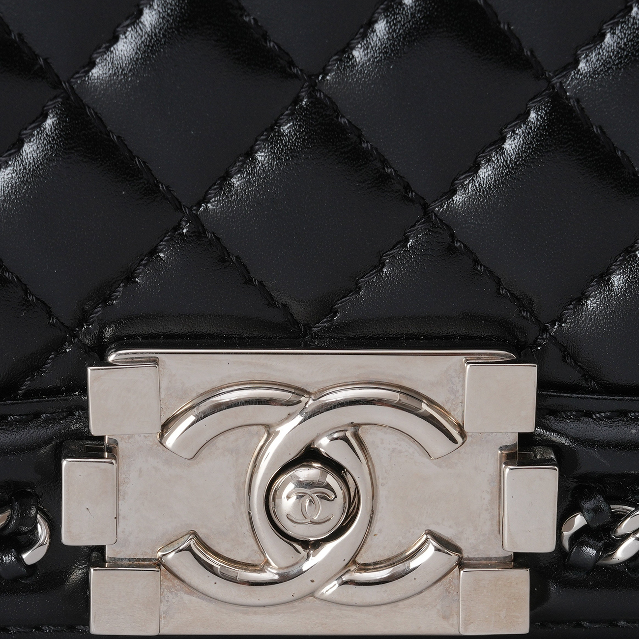 CHANEL(USED)샤넬 A67086 어라운드 체인 보이샤넬 미듐 플랩백