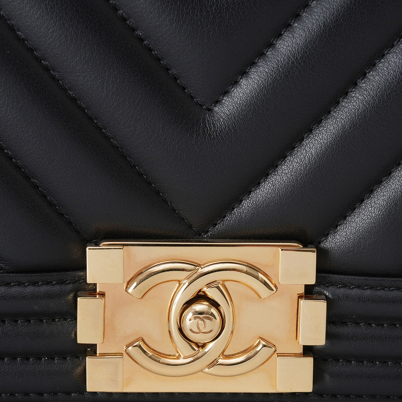 CHANEL(USED)샤넬 쉐브론 보이샤넬 미듐 플랩백